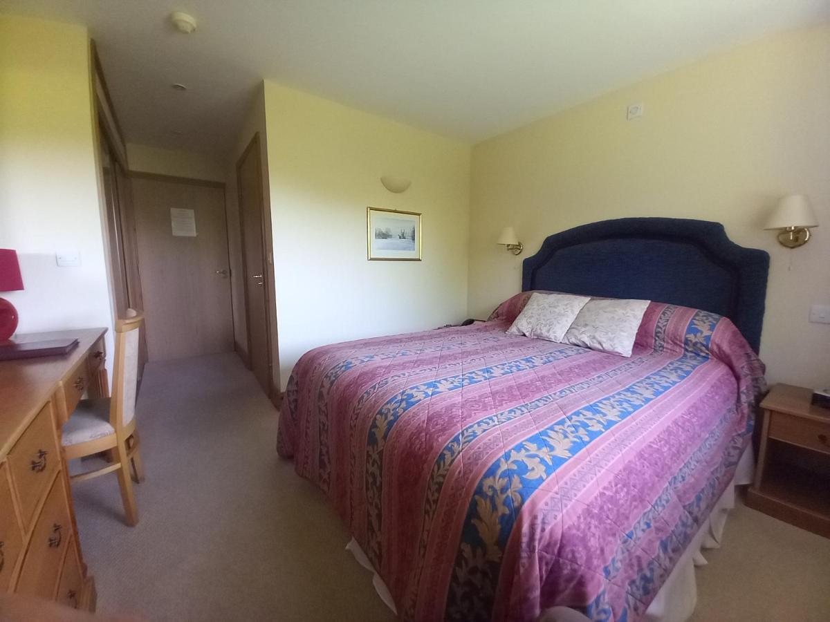 Golden Ball Hotel Elsworth Habitación foto